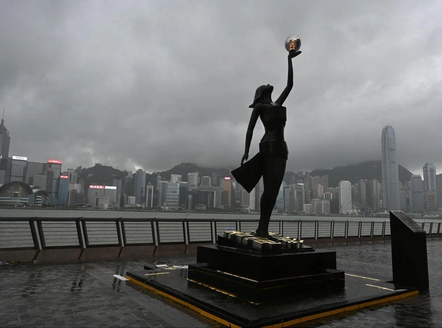 Супертайфун Рагаса парализовал Гонконг, но не разрушил