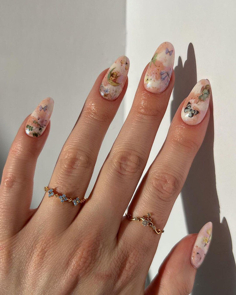 Маникюр с бабочками, ангелами и облаками — идея самого нежного дизайна ногтей на весну 2023 👼