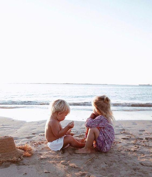 «Можно ли маленькому ребенку ходить на пляже голышом?»