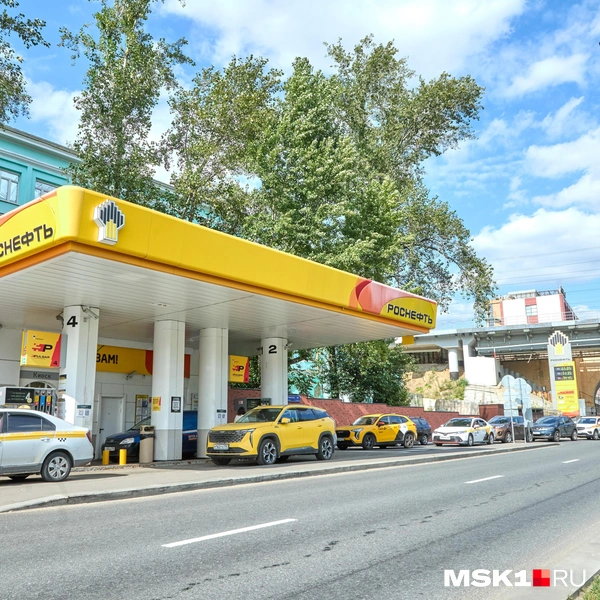На АЗС на Костомаровской набережной продают исключительно бензин, дизельное топливо туда не поставляют | Источник: Дмитрий Толстошеев / MSK1.RU