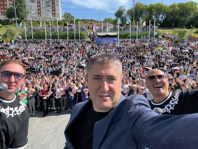 Дмитрий Махонин подписал это фото: «Классная атмосфера на краевом выпускном! Посмотрите на эти счастливые лица! (Конечно же, я&nbsp;— про выпускников! 😉)» | Источник: Дмитрий Махонин / Telegram