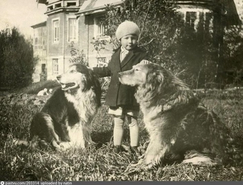 Фото начала 1930-х годов. Один из немногих кадров из жизни дома, которые есть в Сети | Источник: natin / Pastvu.com