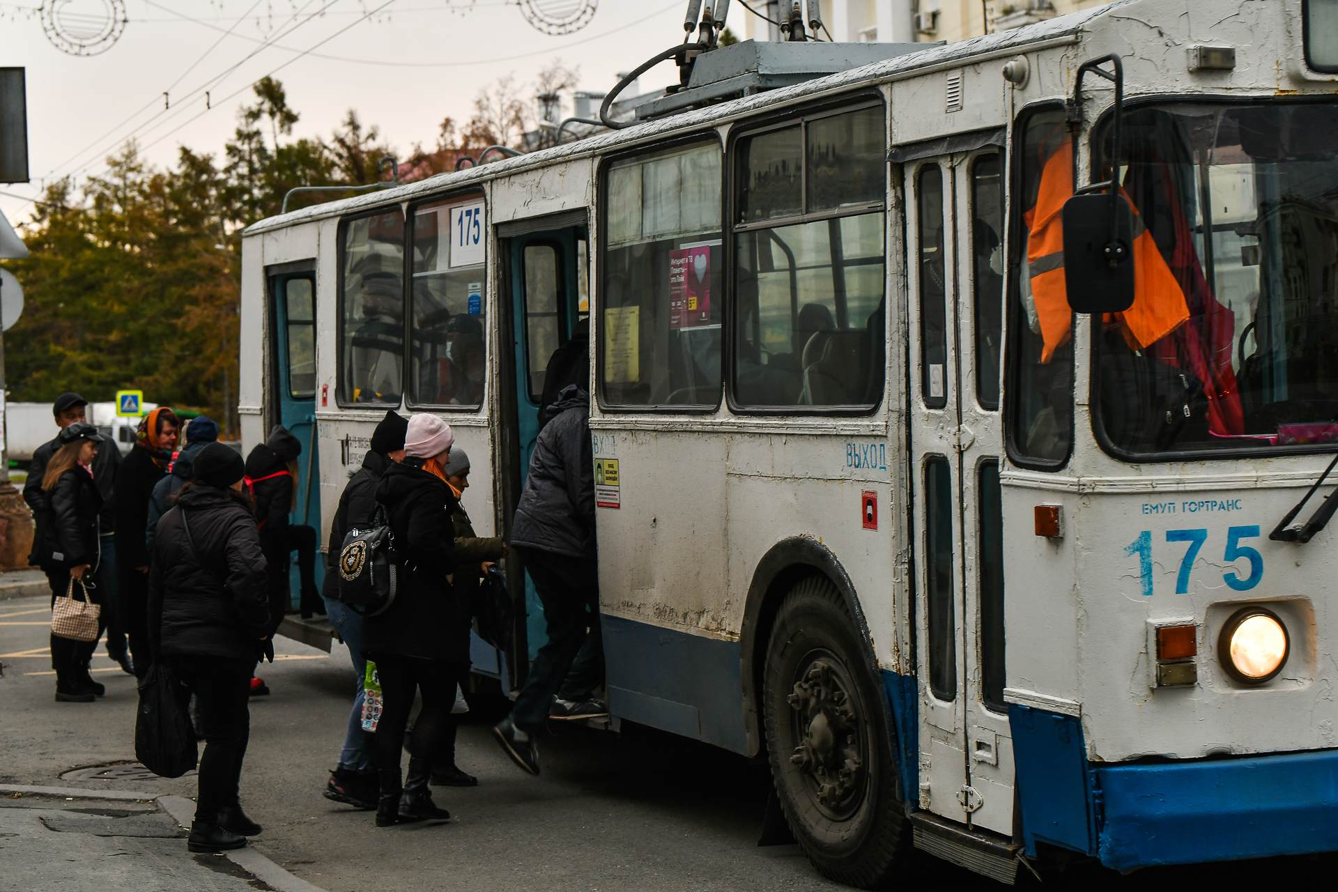 Жаркие, осенние, твои. В транспорт Екатеринбурга вернулись давки