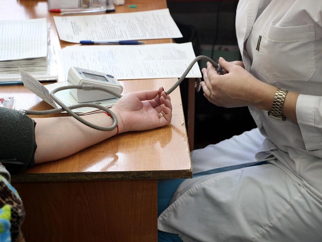 За июнь бригады скорой помощи 51 раз выезжали к пациентам с ухудшением самочувствия из-за жары | Источник: Иван Рейзвих / NGS55.RU