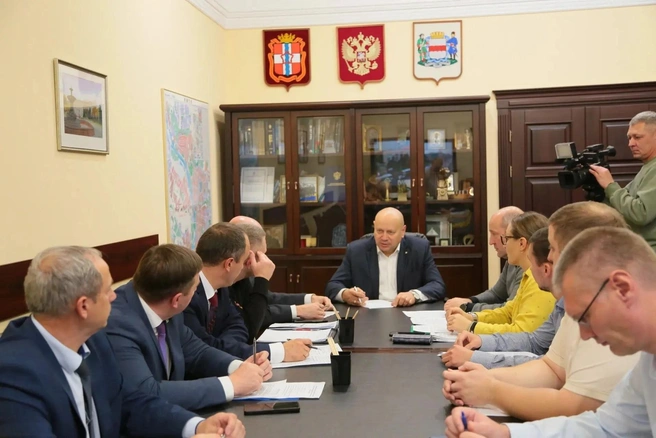 Сергей Шелест поручил завершить запуск отопления в оставшихся домах и продолжить подготовку города к получению паспорта готовности к зиме | Источник: пресс-служба мэрии Омска