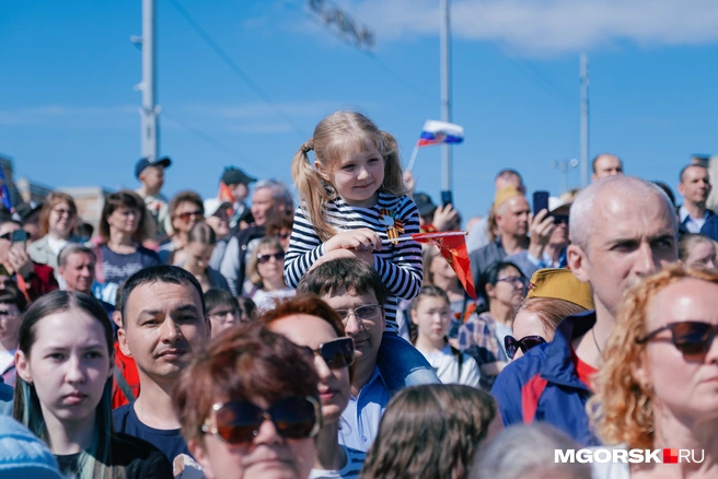 С папиных плеч — самый лучший вид | Источник: Даниил Пономаренко / MGORSK.RU