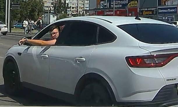 «Средний палец я показывал не полиции»: детского тренера из Волгограда обвинили в хамстве на дороге