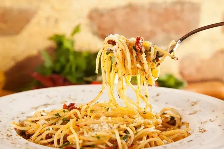 Рецепт дня: спагетти с чесноком и перцем чили