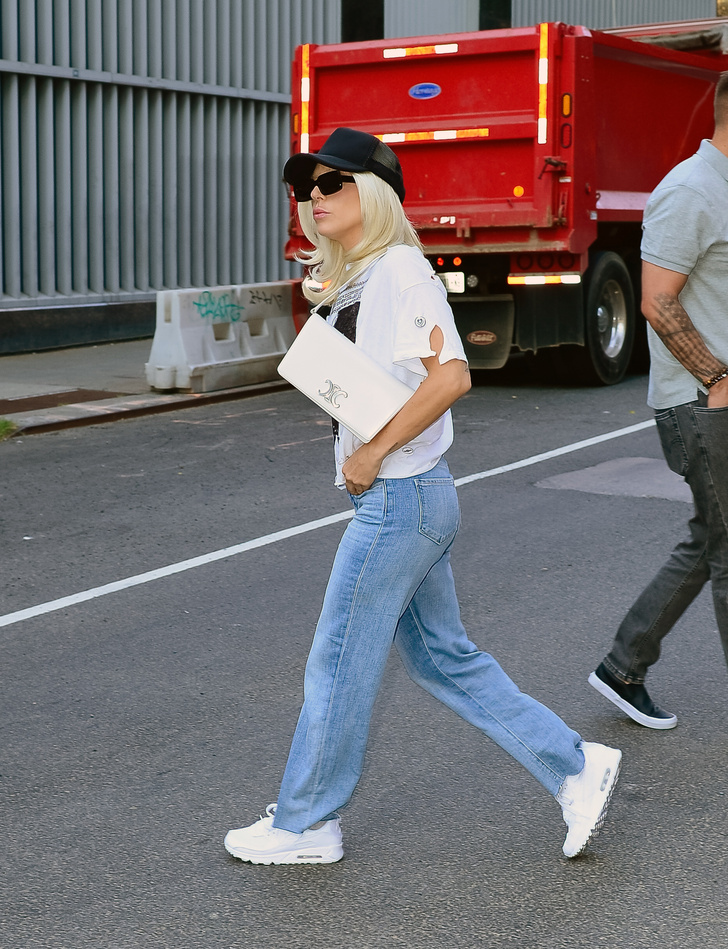 Пожалуй, это самый необычный образ Леди Гаги: певица на прогулке в стройнящих джинсах и белых кроссовках