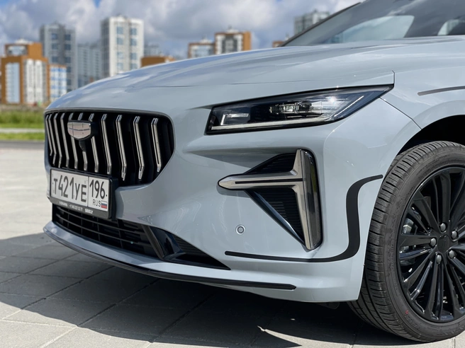Автомобиль отличают впечатляющая решетка радиатора и декор боковых воздухозаборников | Источник: дилерский центр ОКАМИ