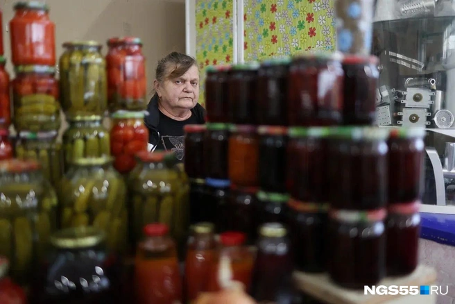 Можно приобрести соленья домашнего производства | Источник: Евгений Софийчук / NGS55.RU