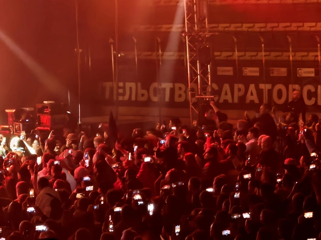 Большинство зрителей снимают концерт на телефоны | Источник: Антон Васильченко / 164.RU