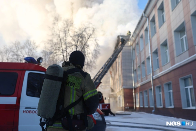Для тушения задействуется высотная пожарная техника и усиливается группировка пожарно-спасательных сил | Источник: Александр Ощепков / NGS.RU
