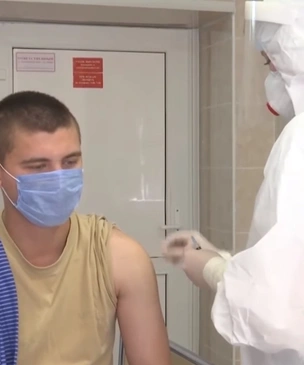 Минобороны показало видео первой опытной вакцинации от COVID-19 «на добровольцах»