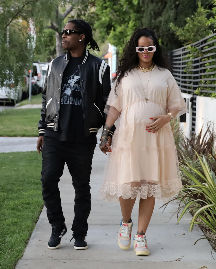 Рианна в платье принцессы на прогулке с A$AP Rocky