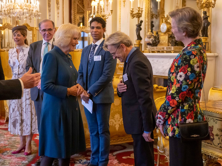 Никакой отмены: королева Камилла наградила советского танцора в Букингемском дворце
