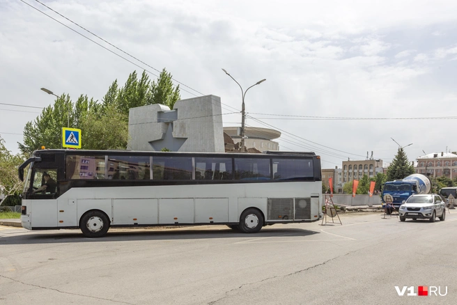 Ситуацию усугубляет тотальное превращение Советской в зону одной большой платной парковки | Источник: Константин Завриков / V1.RU