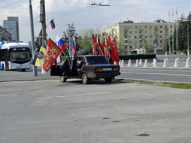 Большие флаги часто покупают автомобилисты для праздничного кортежа | Источник: Тимофей Крылов / V1.RU