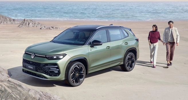 Volkswagen Tayron II&nbsp;— глобальная модель, которая продается и в Европе, и в Китае. Технически он близок к Tiguan, но крупнее (длина 4,7 метра). Двигатель&nbsp;— 2-литровый 220-сильный (ЕА888), коробка&nbsp;— семиступенчатый «робот» DSG (DQ381). Привод&nbsp;— передний или полный | Источник: Volkswagen.ch