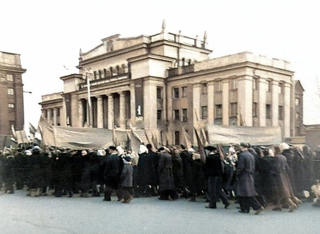 Октябрьская демонстрация на Красном проспекте  | Источник: Новосибирск в фотозагадках / nsk-kraeved.ru