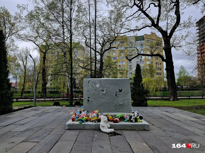 Постамент «Кота ученого» стал стихийным мемориалом | Источник: Виктория Федорова / 164.RU