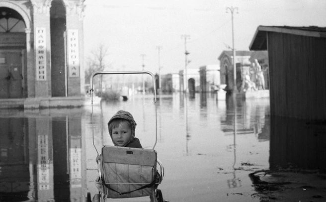 Фотография сделана в Торговом городке во время весеннего разлива в 1963 году. Тогда половодье тоже было очень сильным&nbsp;— вода поднялась на 6 метров | Источник: Александр Мицкевич / pastvu.com