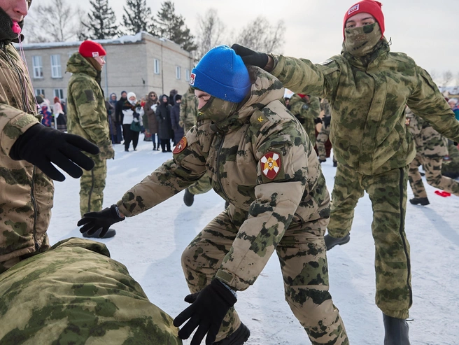 Прошло состязание по стягиванию шапок. | Источник: Александр Ощепков / NGS.RU