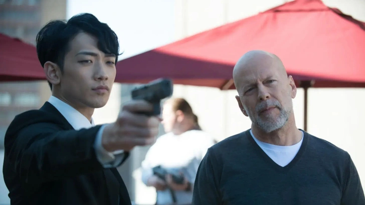 Рэйн (Чон Джи Хун) в роли Марка и Брюс Уиллис в роли Омара | Источник: Кадр из фильма «Принц»