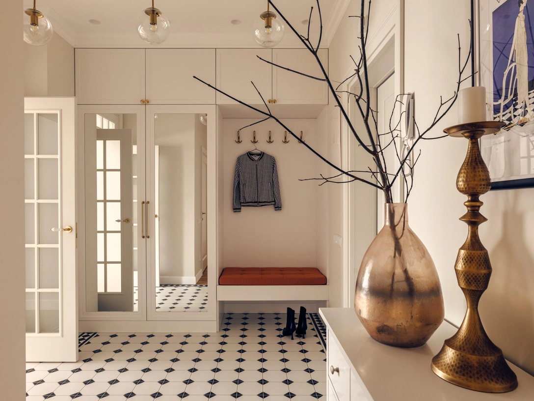 Плитка Oxford, Gracia Ceramica. Двери, «Волховец». Комод, La Redoute. Постер, Vogue. Ваза, Dantone Home. Мебель, Casa Vero. Светильники, Arte Lamp. | Источник: Юрий Бельмесов. Стиль: Светлана Пашкова