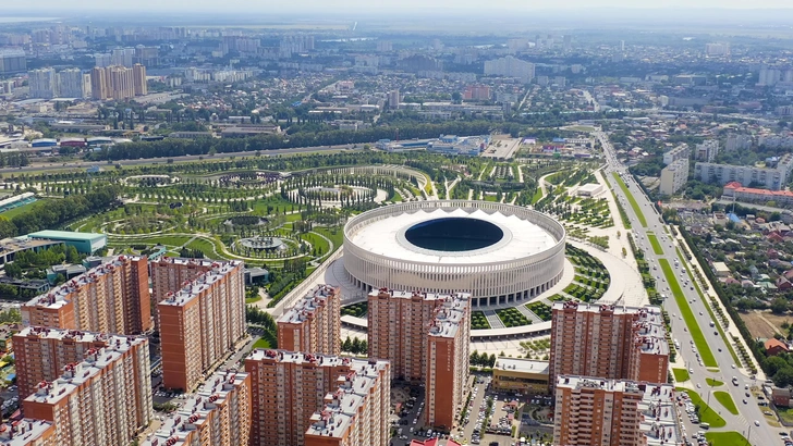 Вид на стадион «Краснодар», одноименный парк и новостройки. Краснодар оказался одним из самых выгодных городов для туристов: средний россиянин может довольно дешево провести здесь время в отелях всех ценовых категорий | Источник: Collection Maykova via Shutterstock/Fotodom.ru