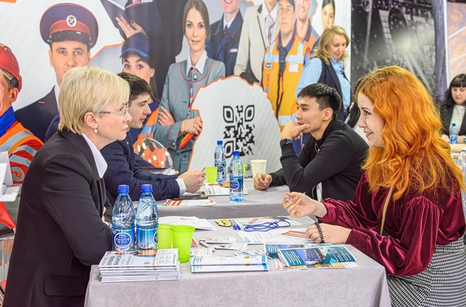 Еще работу можно искать на ярмарках вакансий | Источник: Олег Федоров / CHITA.RU