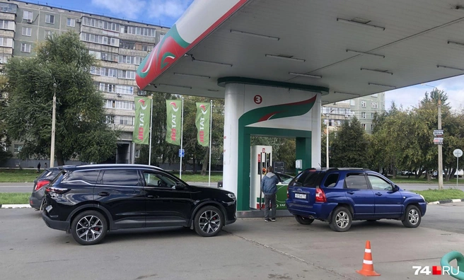 В очереди стоят самые разные автомобили: и старые «корейцы», и новые «китайцы» | Источник: Артем Краснов
