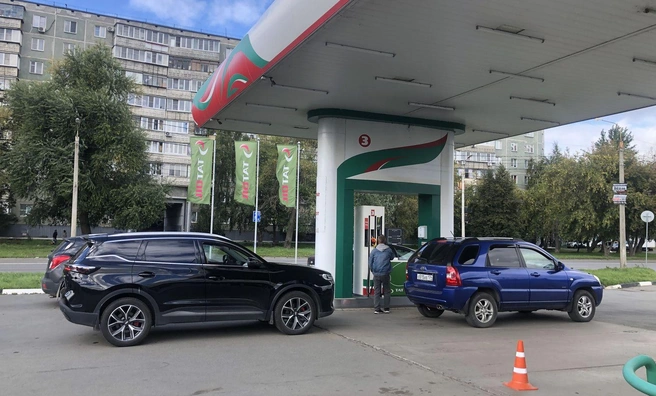 Теперь перед заправкой нужно проверять паспорт качества топлива | Источник: Артем Краснов