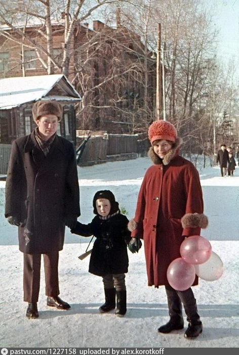 Томичка в ярко-красном пальто с меховыми рукавами (1966 год) | Источник: pastvu.com