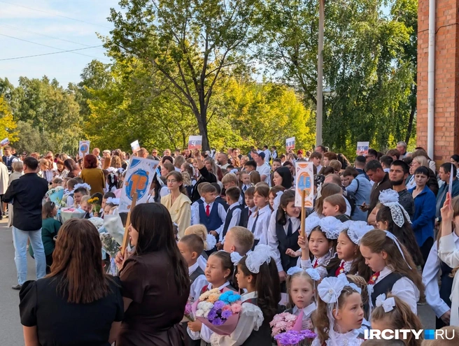 Атмосфера праздника царит у каждой школы города, да и чего уже там, области | Источник: «ИрСити»