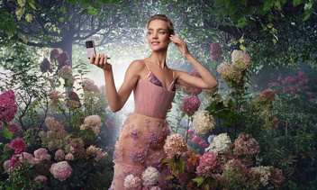 Три ярких образа: Наталья Водянова использует смартфон в качестве модного аксессуара