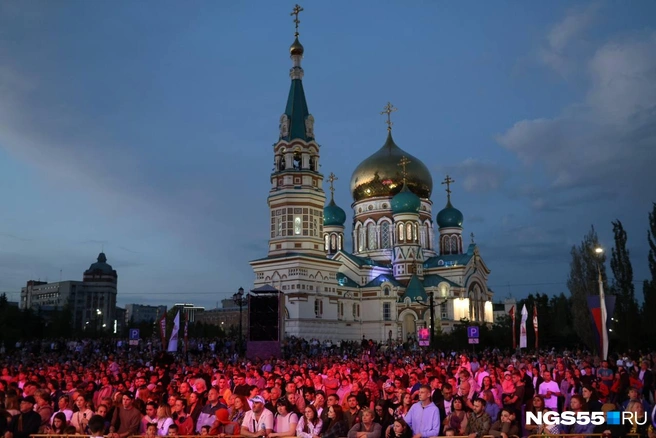 Тысячи горожан посетили праздничный концерт на Соборной площади | Источник: Евгений Софийчук / NGS55.RU