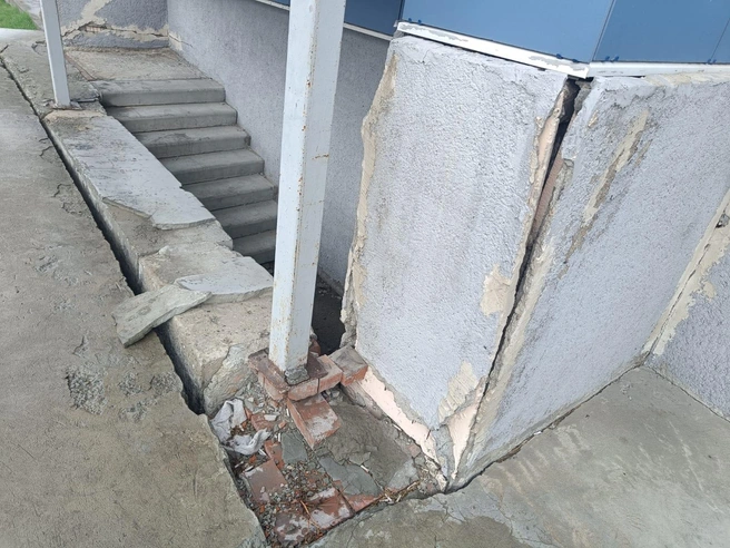 Таких проблем много по всему периметру дома | Источник: Предоставила Елена