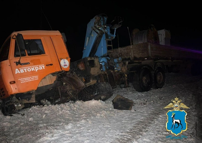 Судя по повреждениям, удар пришелся в боковую часть большегруза, где находится кабина водителя | Источник: ГУ МВД России по Самарской области