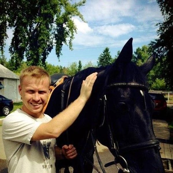 Звезда «Реальных пацанов» Антон Богданов брал уроки верховой езды на Пермском ипподроме | Источник: В память о ПЕРМСКОМ ИППОДРОМЕ / Vk.сom