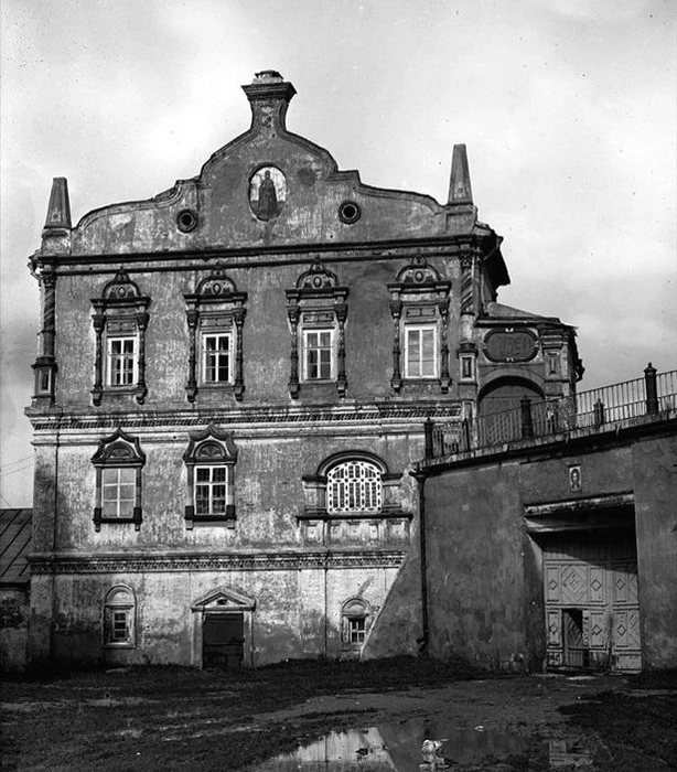 Дворец Олега. 1925 год. Вверху в медальоне — герб с Олегом Рязанским | Источник: Архив Рязанского историко-архитектурного музея-заповедника