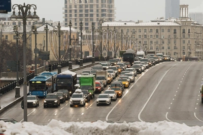 Москвичей предупредили о гололедице и перекрытиях