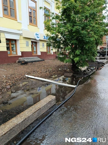 Воду откачивают своими насосами  | Источник: Анастасия Сысоева