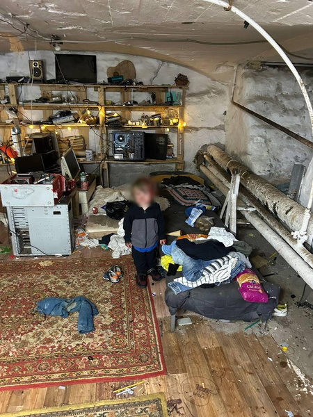 Три малолетних ребенка-маугли жили с отцом в подвале Петербурга в грязи, без нормальной одежды и еды — фото