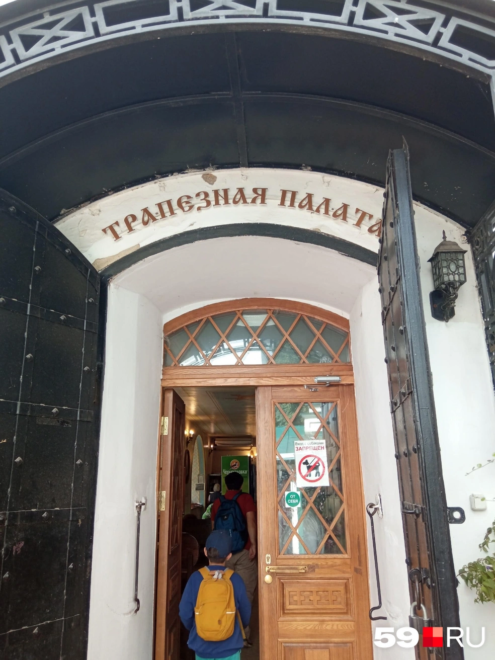 Трапезная находится прямо в монастыре | Источник: Вероника Свизева / 59.RU 