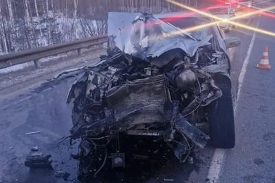 Столкновение Mercedes и грузовика на тюменской трассе
