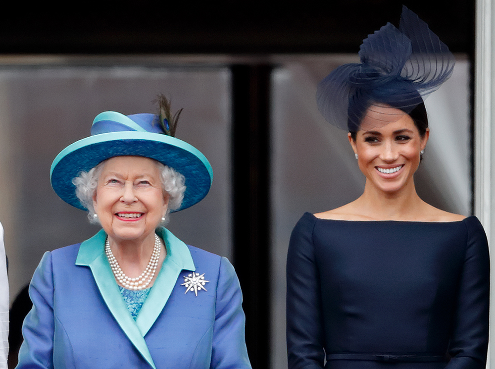 Королева Елизавета и герцогиня Сассекская на балконе Букингемского дворца 10 июля 2018 года | marieclaire.ru