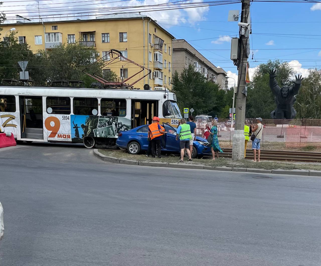 В Волгограде иномарка подбила московский трамвай у памятника Паникахе