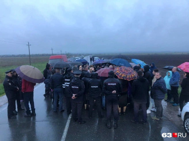 Приехал кто-то из чиновников, все собрались поближе к нему | Источник: Алексей Ногинский / 63.RU