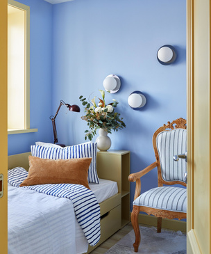 Голубой цвет в интерьере спальни: 35+ примеров